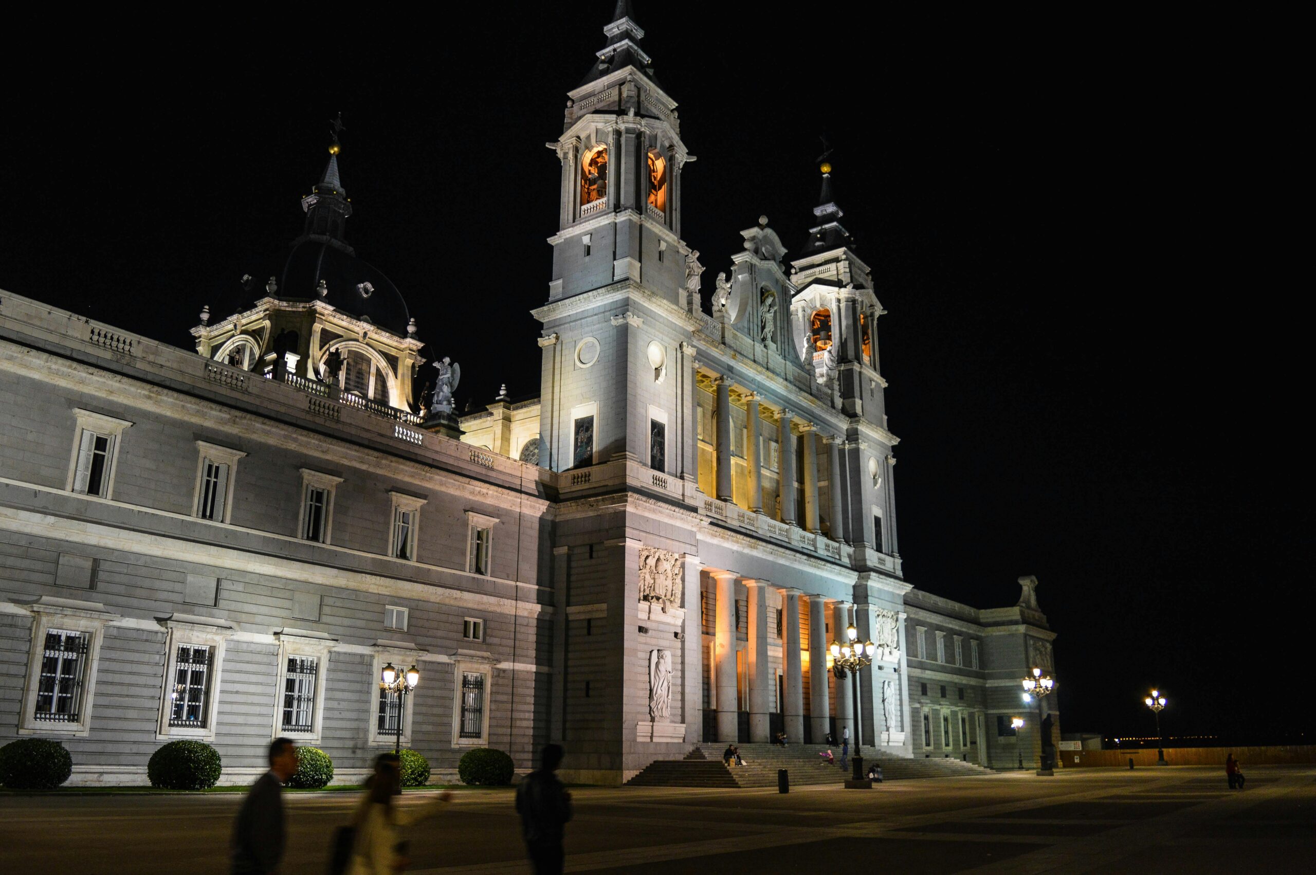 Madrid: Guided Evening Walking Tour in Spanish
