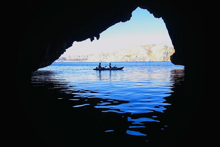 Cuevas inexploradas y paraíso para practicar snorkel: tour en kayak por Cala Granadella