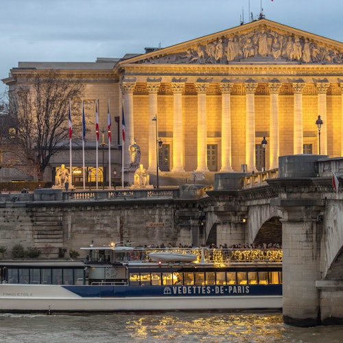 Río Sena: Paseo en barco nocturno con música a bordo + App con audioguía