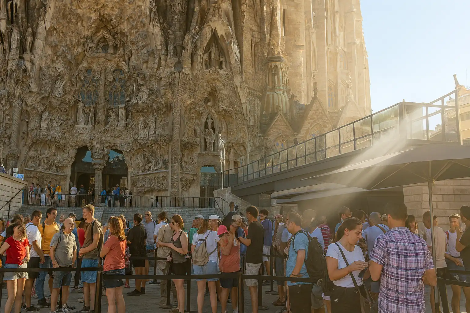 Entradas a la Sagrada Familia — visitantes accediendo, Barcelona