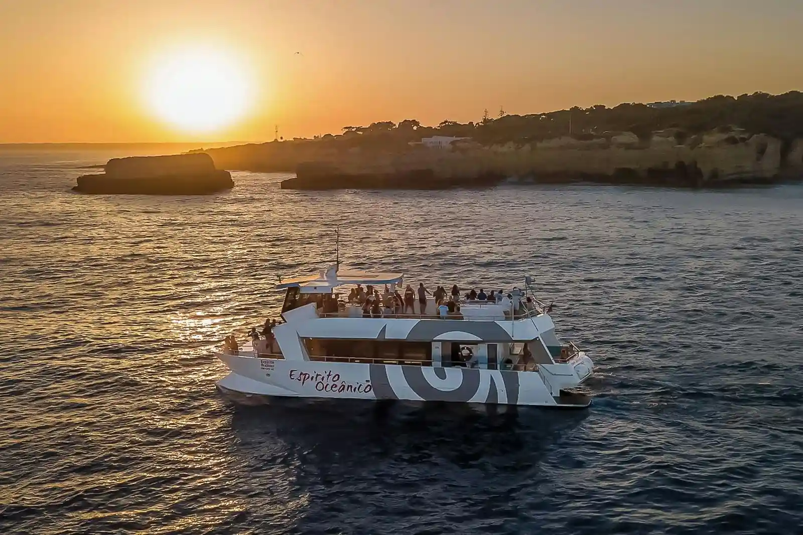 Exploración de las Cuevas de Benagil: Tour en barco al ocaso desde Albufeira + Asado en la playa + Bebidas ilimitadas
