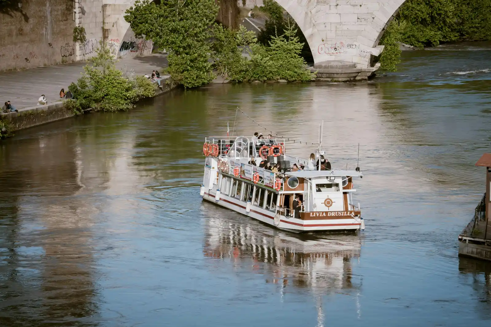Roma: Paseo en barco por el Tíber al ocaso con aperitivo.