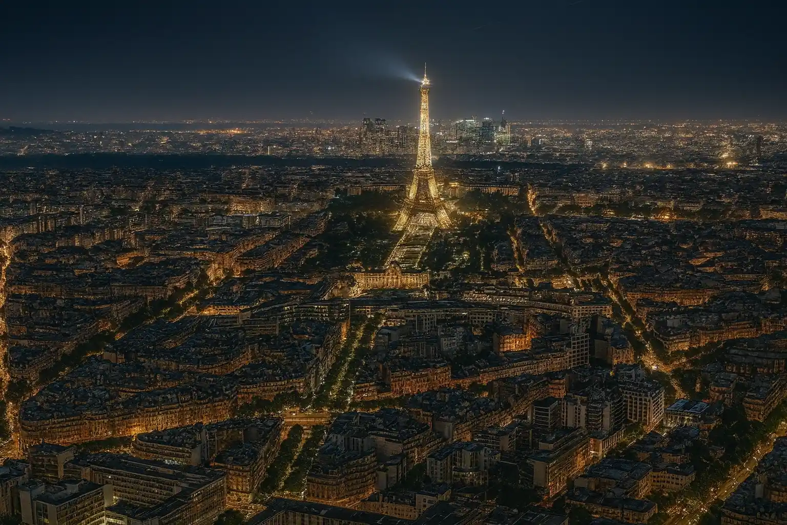 Vista nocturna de París con el río Sena y la Torre Eiffel iluminados